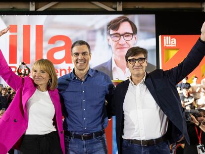 La alcaldesa de Sant Boi, Lluïsa More, el presidente del Gobierno, Pedro Sánchez, y el candidato del PSC, Salvador Illa, este jueves en Sant Boi (Barcelona).