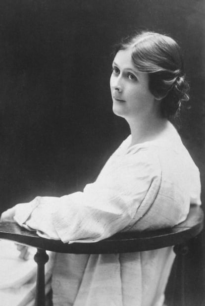 Isadora Duncan. Os rumores sobre sua bissexualidade apontam para uma relação com Eleonara Duse, Greta Garbo, Marlene Dietrich e a poeta Mercedes de Acosta. Aos 45 anos, em 1922, ela se casou com o poeta russo Sergei Esenin. O relacionamento durou pouco mais de um ano. Sua bissexualidade se perfila também no recente filme A Dançarina, em que Lily Rose Depp a interpreta.
