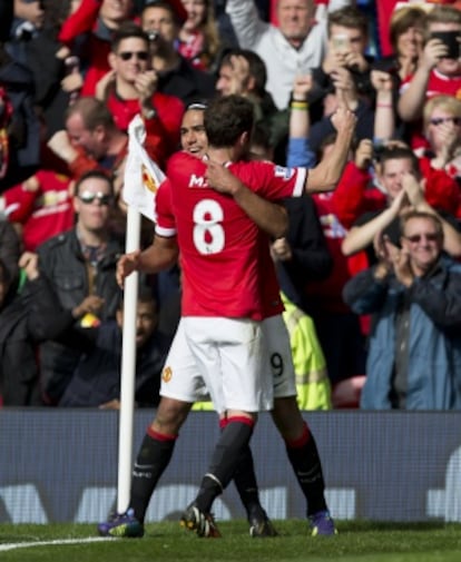 Mata celebra un gol con Falcao.