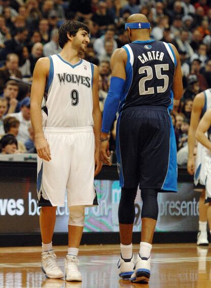 Ricky Rubio charla con Vince Carter durante el duelo entre Minnesota y Dallas.