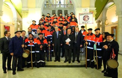 Los bomberos de Bilbao cantaron a Santa Agueda en el Ayuntamiento.