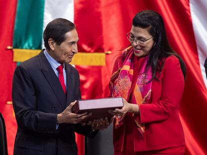 Rogelio Ramírez de la O entrega el proyecto para el presupuesto de 2024 a la diputada Marcela guerra, el 8 de septiembre.