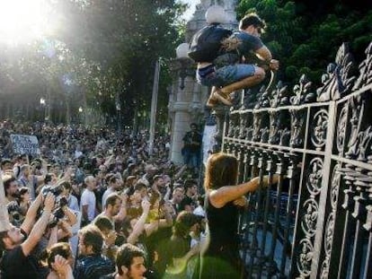 Protestas ante el Parlament catal&aacute;n en junio de 2011. 