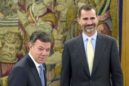 Santos na Espanha com o rei Felipe VI, durante sua viagem para conseguir apoio ao processo de paz na Col&ocirc;mbia.