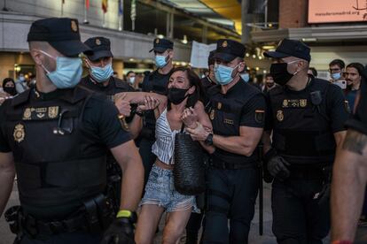 Una mujer es arrestada este sábado por la policía en Callao durante una manifestación negacionista de la pandemia.