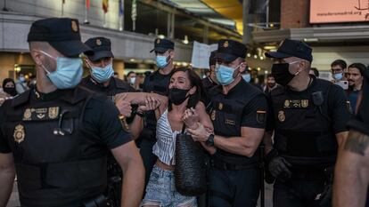 Una mujer es arrestada este sábado por la policía en Callao durante una manifestación negacionista de la pandemia.