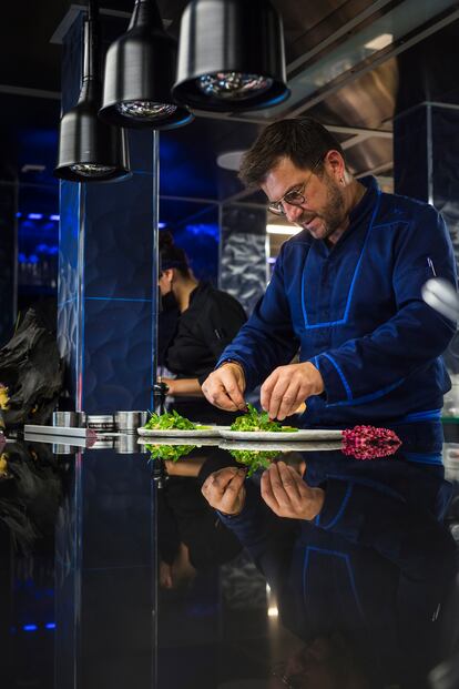 El chef Eric Guérin en las cocinas de La Mare Aux Oiseaux, restaurante y hotel enclavado en el parque natural.