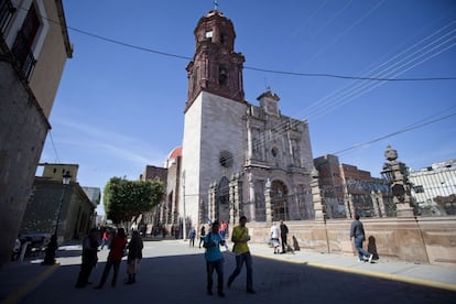 Vista de la Iglesia de Santa M&oacute;nica, en el centro de La Barca (Jalisco), el viernes pasado. El atrio est&aacute; en obras gracias a la &quot;solidaridad de todos los vecinos&quot;, dice el p&aacute;rroco Jos&eacute; Luis P&eacute;rez Barba. 