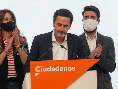 El candidato de Ciudadanos a la presidencia de la Comunidad de Madrid, Edmundo Bal, se dispone a ofrecer una rueda de prensa en la sede de su formación tras conocer los resultados de las elecciones celebradas el martes en Madrid.