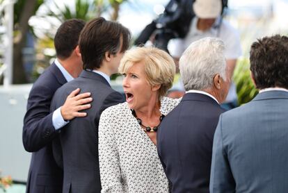 Emma Thompson posando con los actores y el director de la película 'The Meyerowitz Stories', Adam Sandler, el cineasta Noah Baumbach, Dustin Hoffman y Ben Stiller.