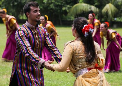 La historia acaba con final feliz. La familia de Sufia pide a un joven universitario que se case con su hija para restaurar su honor y este acepta una vez la chica haya cumplido la mayoría de edad. Y como colofón para una historia complicada con final feliz: un baile estilo Bollywood, o mejor dicho Dhallywood, como se conoce a la menos internacional industria cinematográfica bangladesí.