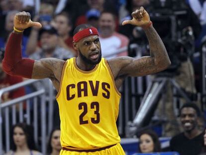 LeBron celebra una canasta ante los Magic.