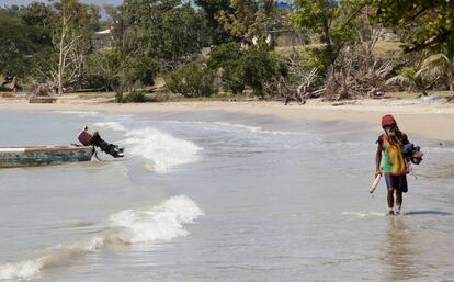 Un rastafari pasea por la playa de St. Thomas, en Jamaica.