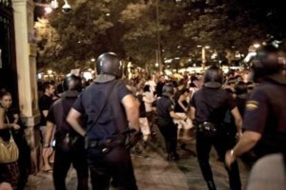 Cerca de un millar de indignados que se concentraban frente a la sede en Madrid del ministerio del Interior fueron disueltos a la fuerza por la policía.