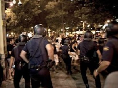 Cerca de un millar de indignados que se concentraban frente a la sede en Madrid del ministerio del Interior fueron disueltos a la fuerza por la policía. 