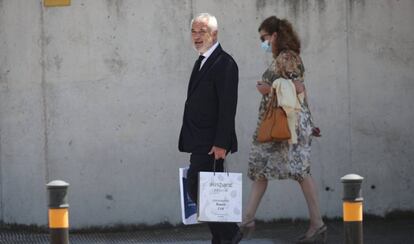  El expresidente de la Asociación de Usuarios de Servicios Bancarios -Ausbanc-, Luis Pineda, llegando a la sede de la Audiencia Nacional en San Fernando de Henares (Madrid)