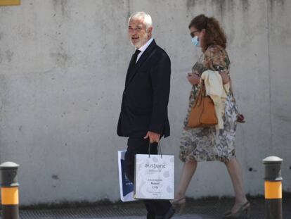  El expresidente de la Asociación de Usuarios de Servicios Bancarios -Ausbanc-, Luis Pineda, llegando a la sede de la Audiencia Nacional en San Fernando de Henares (Madrid)