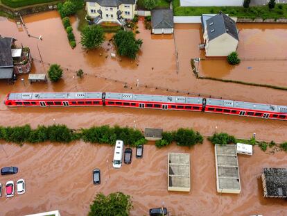 Un tren regional, atrapado en la estación de Kordel por las inundaciones que sufrió Alemania en julio de 2021.