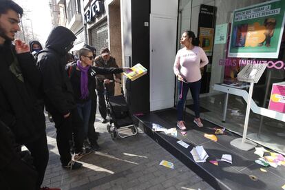 Una mujer embarazada se enfrenta a los manifestantes. "Aquí termina su derecho. Vosotros no me pagáis el alquiler y yo tengo que pagar si cierro". Así ha sido el rifirrafe entre miembros de los CDR y la empleada de una tienda que no quería hacer huelga en Terrassa.