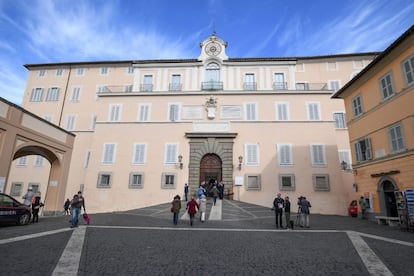 Francisco ha roto con las anteriores tradiciones papales, no reside en el tercer piso del palacio apostólico sino en la residencia Santa Marta y tampoco ha querido veranear nunca en la fresca y silenciosa Villa de Castel Gandolfo, a 30 kilómetros de Roma, y que en 1626 mandó construir el papa Urbano VIII para huir de la canícula de la capital. En la imagen, vista de la fachada del palacio Castel Gandolfo, cerca de Roma (Italia).