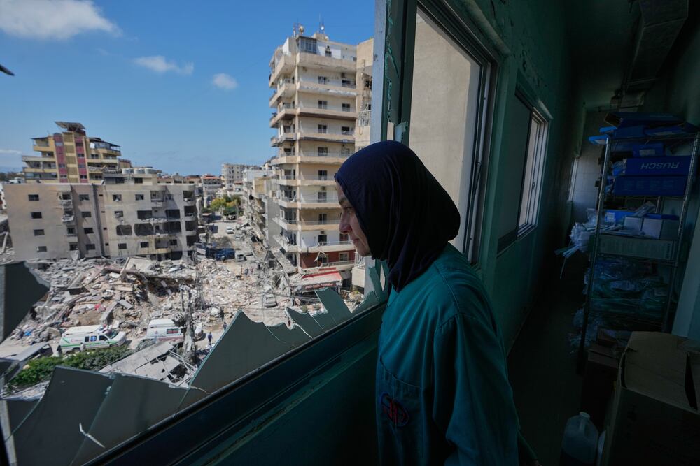 Una enfermera mira a través de una ventana rota desde el hospital Jabal Amel, dañado en un ataque israelí, este martes 2 de junio.