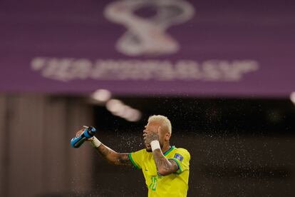 Neymar de Brasil se refresca hoy, en un partido de los octavos de final del Mundial de Fútbol Qatar 2022 entre Brasil y Corea del Sur en el estadio 974 en Doha (Catar). 