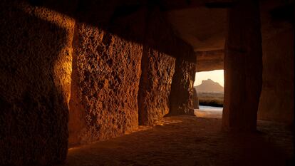 Amanecer del solsticio de verano en el dolmen de Menga, en Antequera (Málaga), con la silueta de la Peña de los Enamorados al fondo.