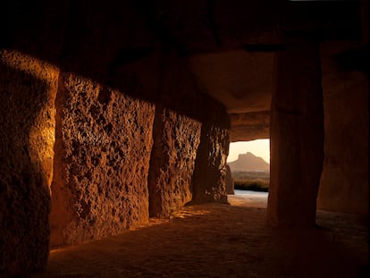 Amanecer del solsticio de verano en el dolmen de Menga, en Antequera (Málaga), con la silueta de la Peña de los Enamorados al fondo.