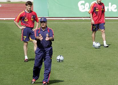 Sáez da instrucciones a sus jugadores durante el entrenamienmto de ayer en Las Rozas.