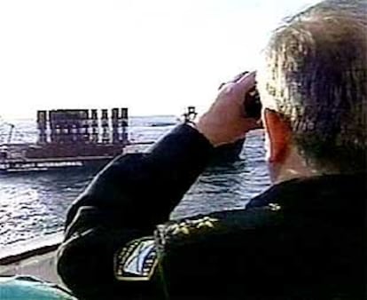 Imagen tomada de televisión en la que un oficial ruso observa las maniobras del Giant 4 para izar al Kursk.