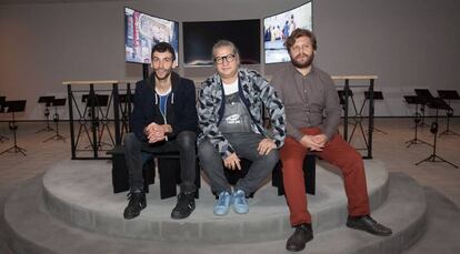 Los artistas Taxio Ardanaz, Carlos Garaicoa y Leandro Feal, de izquierda a derecha.
