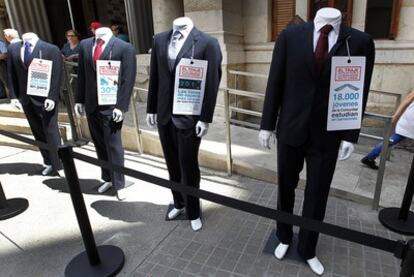 Los socialistas valencianos protestaron con maniquíes en la calle el pasado 16 de mayo por la presencia de imputados en las listas del PP.