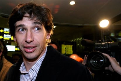 El futbolista italiano Demetrio Albertini, a su llegada al aeropuerto de El Prat, tras fichar por el Barcelona.