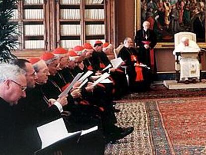 El Papa, durante la reunión con los cardenales de EE UU en su biblioteca privada en el Vaticano.