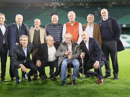 El periodista José Ángel de la Casa, quien narró el histórico partido de la selección española ante Malta del año 1983 (12-1), posa con los jugadores de la selección en el Benito Villamarín.