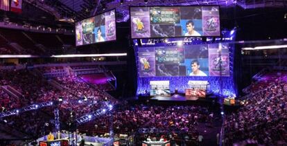 Miles de personas en un estadio siguen en directo una partida de e-Sports.