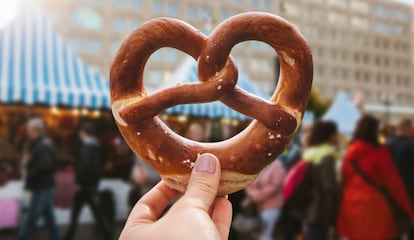 El pretzel tradicional alemán consumido en el Festival Oktoberfest.