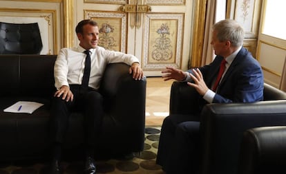 El presidente francés, Emmanuel Macron, con el eurodiputado Dacian Ciolos, este martes en el Palacio del Elíseo, en París.