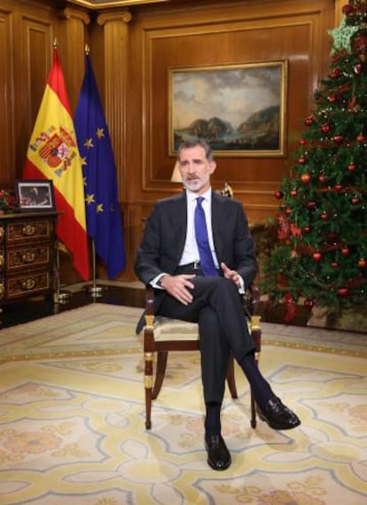 El Rey junto al Nacimiento, el árbol de Navidad, la Constitución y las banderas.