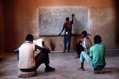 Alumnos en una escuela de Angola.