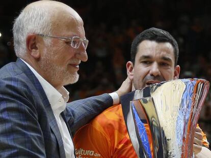 El empresario Juan Roig y Rafa Martínez, capitán del Valencia Basket, con el trofeo que acredita al equipo como vencedor de la Eurocup esta temporada.