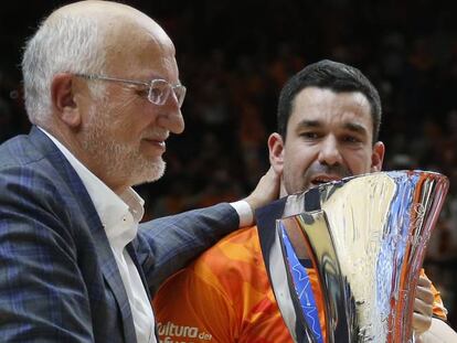 El empresario Juan Roig y Rafa Martínez, capitán del Valencia Basket, con el trofeo que acredita al equipo como vencedor de la Eurocup esta temporada.