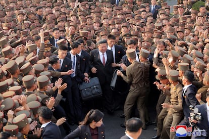 El líder norcoreano, Kim Jong-un, visita la Universidad de Defensa Nacional en Pyongyang, este lunes, en una foto publicada por la Agencia Central de Noticias de Corea del Norte.