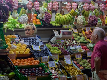 Un puesto de frutas del mercado de abastos de Triana, en Sevilla.