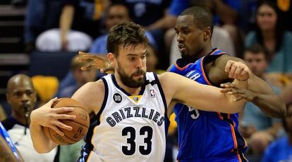 Marc Gasol intenta anotar ante Ibaka.