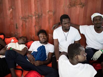 Un grupo de migrantes a bordo del 'Aquarius' descansa en la cubierta del barco este martes a la espera de ser trasladados a Valencia.