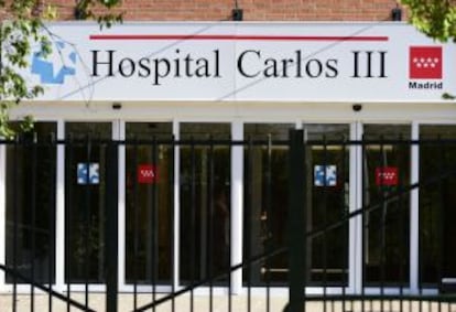 Una de les portes d'accés a l'hospital Carlos III de Madrid, on treballa la sanitària contagiada per ebola.