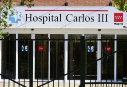Una de las puertas de acceso al hospital Carlos III de Madrid, dionde trabaja la sanitaria contagiada por ébola.