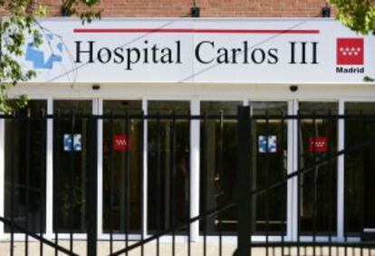 Una de les portes d'accés a l'hospital Carlos III de Madrid, on treballa la sanitària contagiada per ebola.