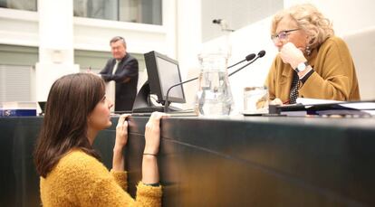 La portavoz Rita Maestre y la alcaldesa de Madrid, Manuela Carmena, en un pleno municipal.